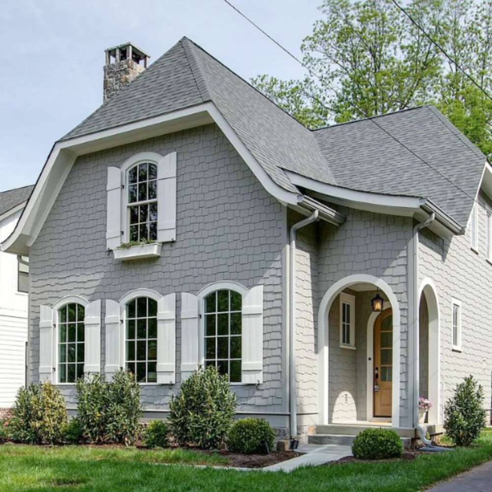 A charming cottage in historic downtown Franklin inspires with its vintage style and is surprisingly brand new construction from Garden Gate Homes. Dramatic arches! Come see the home tour on Hello Lovely Studio.