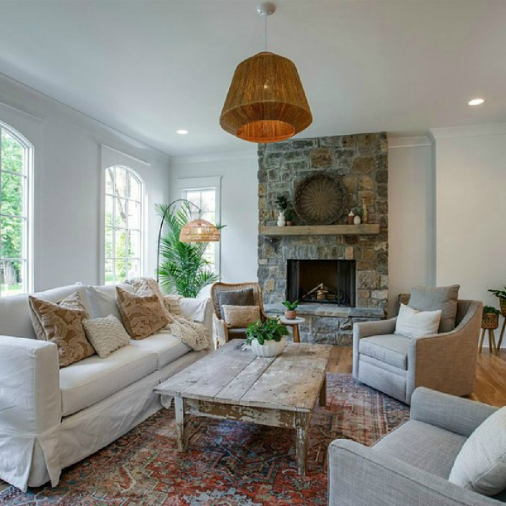 Breezy laid back barefoot elegant style in a cottage living room with rustic fireplace. #livingroom #cottagestyle