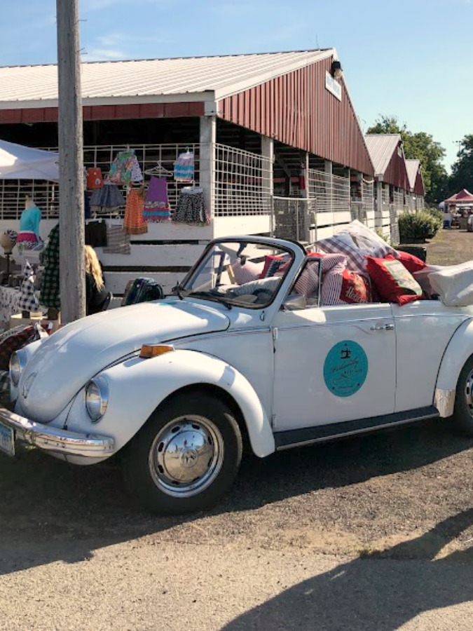 Autumn inspiration, Fall farmhouse style decor, vintage wares, and handmade treasures mingle at Main Street Market (Urban Farmgirl) in Belvidere, Illinois - Hello Lovely Studio. #fleamarket #farmhousestyle #vintage #junkin