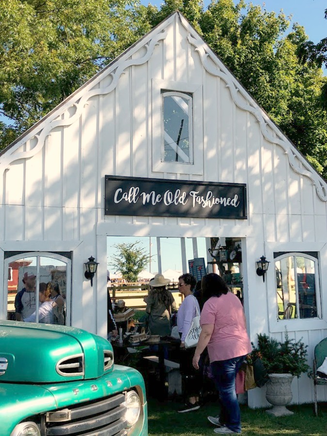 Autumn inspiration, Fall farmhouse style decor, vintage wares, and handmade treasures mingle at Main Street Market (Urban Farmgirl) in Belvidere, Illinois - Hello Lovely Studio. #fleamarket #farmhousestyle #vintage #junkin