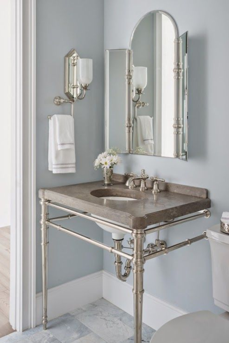 Benjamin Moore Silver Gray in a classic bath with console sink with metal legs - via Decorpad. #benjaminmooresilvergray #graypaint #bestgray #paintcolors