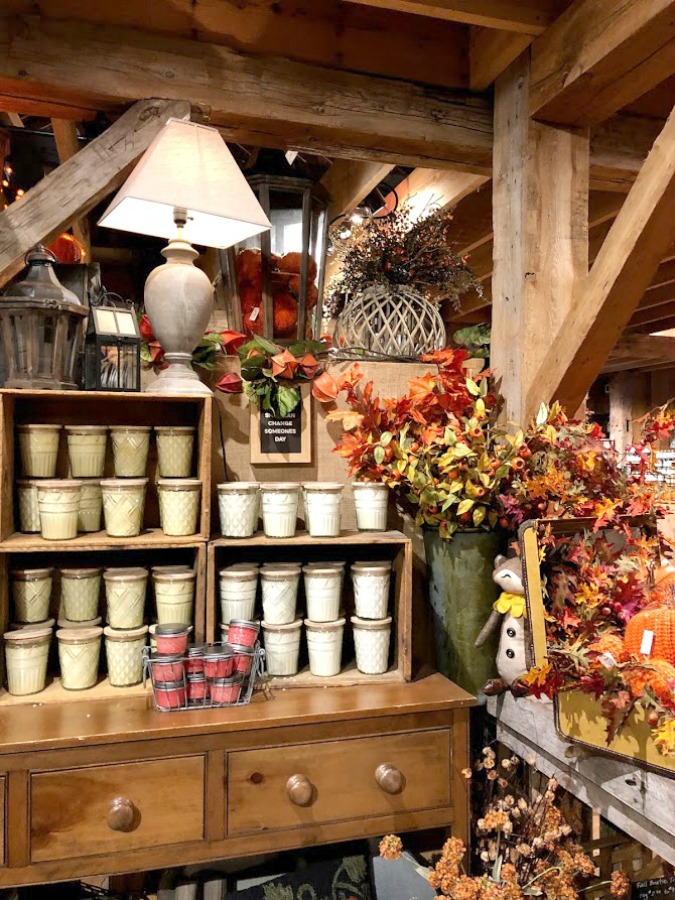 Fall decor inspiration from an apple orchard in Poplar Grove, IL - Come on over to enjoy 5 Autumn Recipes With Apples + Simple Fall Decorating Tips on Hello Lovely!
