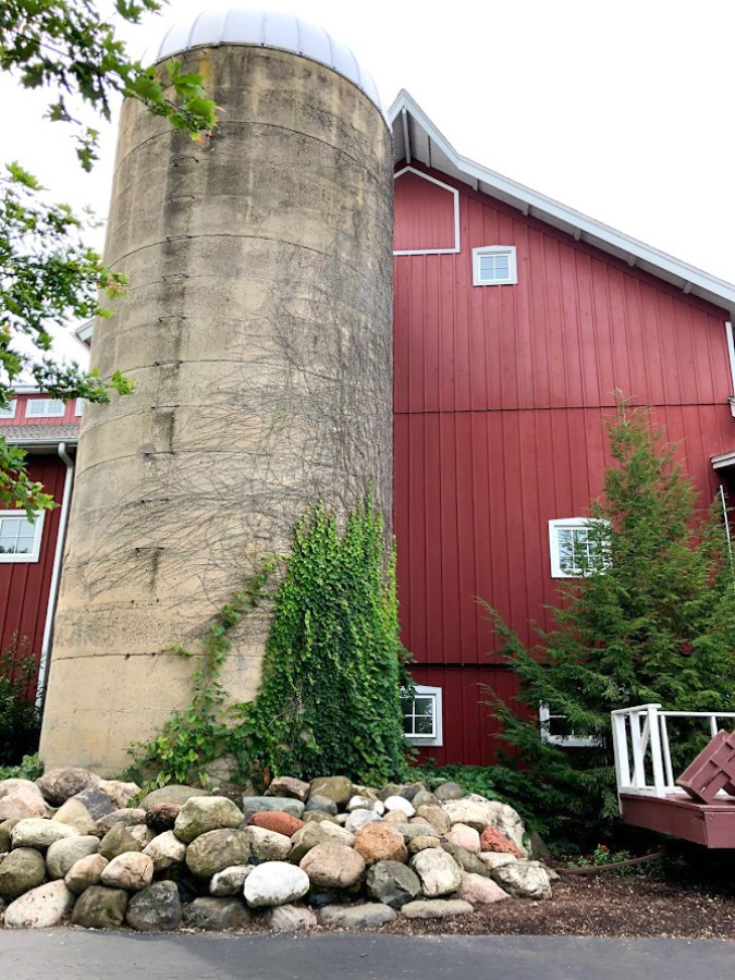 Fall decor inspiration from an apple orchard in Poplar Grove, IL (Edward's) - autumn magic in the heartland is hard to beat! Hello Lovely Studio. #falldecor #autumn #farmhousestyle #countrystyle #rusticdecor