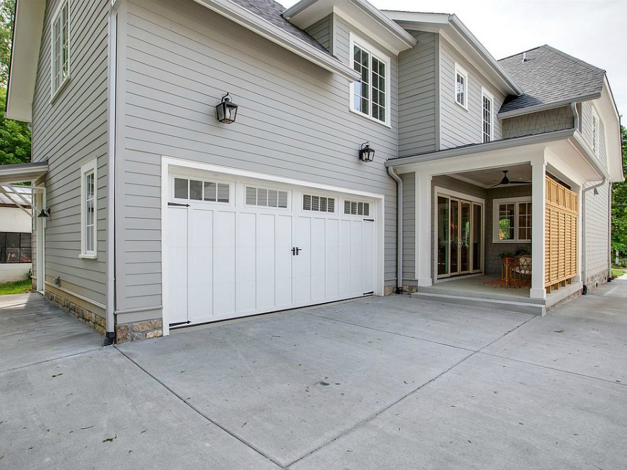 A charming cottage in historic downtown Franklin inspires with its vintage style and is surprisingly brand new construction from Garden Gate Homes. Dramatic arches! Come see the home tour on Hello Lovely Studio.