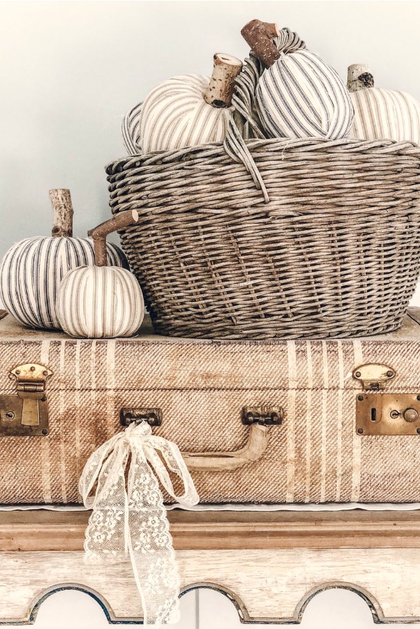Autumn decor and Fall DIY craft ideas including wreaths with acorns and twigs are in the mix on Hello Lovely Studio! #falldecor #easydiy #fallgarland #fallmantel #tablescapeideas