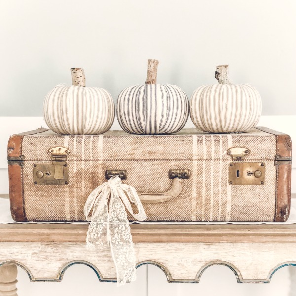 Autumn decor and Fall DIY craft ideas including wreaths with acorns and twigs are in the mix on Hello Lovely Studio! #falldecor #easydiy #fallgarland #fallmantel #tablescapeideas