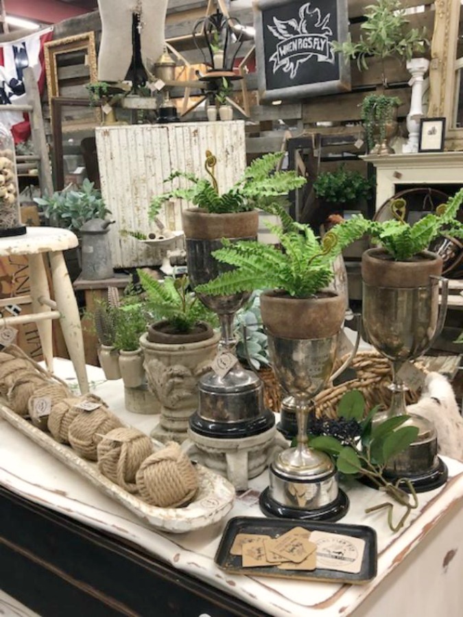 Rustic farmhouse decor, vintage flea market treasures, and LOVELY Fall and Autumn inspiration are flowing as I take you shopping with me for country goodness in the Northern Illinois and Southern Wisconsin. Hello Lovely Studio. #farmhousestyle #rusticdecor #countryhomes #fleamarket