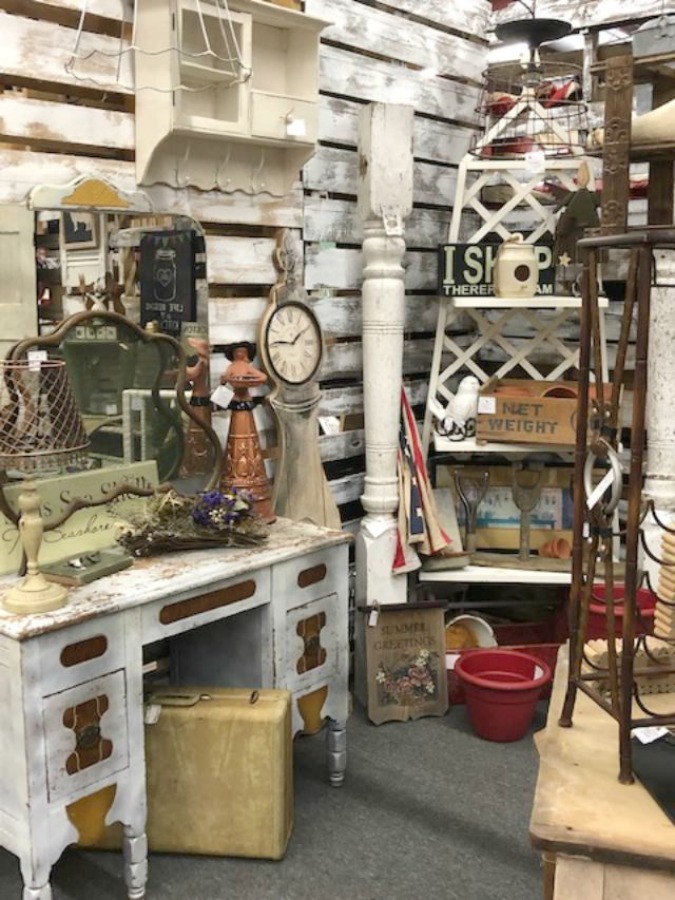 Rustic farmhouse decor, vintage flea market treasures, and LOVELY Fall and Autumn inspiration are flowing as I take you shopping with me for country goodness in the Northern Illinois and Southern Wisconsin. Hello Lovely Studio. #farmhousestyle #rusticdecor #countryhomes #fleamarket