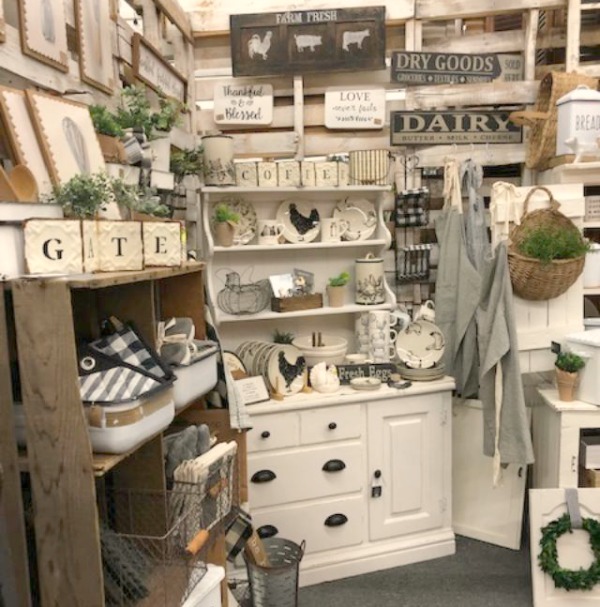 Rustic farmhouse decor, vintage flea market treasures, and LOVELY Fall and Autumn inspiration are flowing as I take you shopping with me for country goodness in the Northern Illinois and Southern Wisconsin. Hello Lovely Studio. #farmhousestyle #rusticdecor #countryhomes #fleamarket