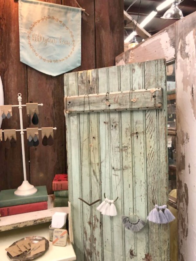 Rustic farmhouse decor, vintage flea market treasures, and LOVELY Fall and Autumn inspiration are flowing as I take you shopping with me for country goodness in the Northern Illinois and Southern Wisconsin. Hello Lovely Studio. #farmhousestyle #rusticdecor #countryhomes #fleamarket