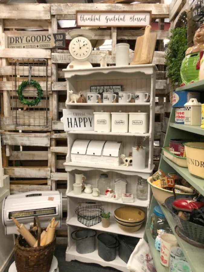 Rustic farmhouse decor, vintage flea market treasures, and LOVELY Fall and Autumn inspiration are flowing as I take you shopping with me for country goodness in the Northern Illinois and Southern Wisconsin. Hello Lovely Studio. #farmhousestyle #rusticdecor #countryhomes #fleamarket