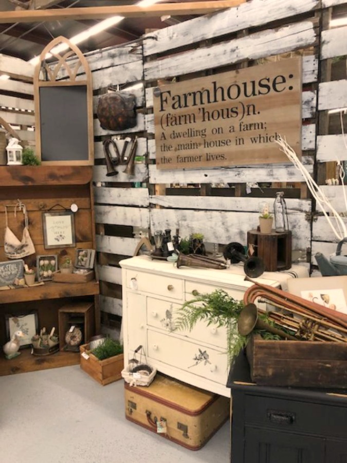 Rustic farmhouse decor, vintage flea market treasures, and LOVELY Fall and Autumn inspiration are flowing as I take you shopping with me for country goodness in the Northern Illinois and Southern Wisconsin. Hello Lovely Studio. #farmhousestyle #rusticdecor #countryhomes #fleamarket