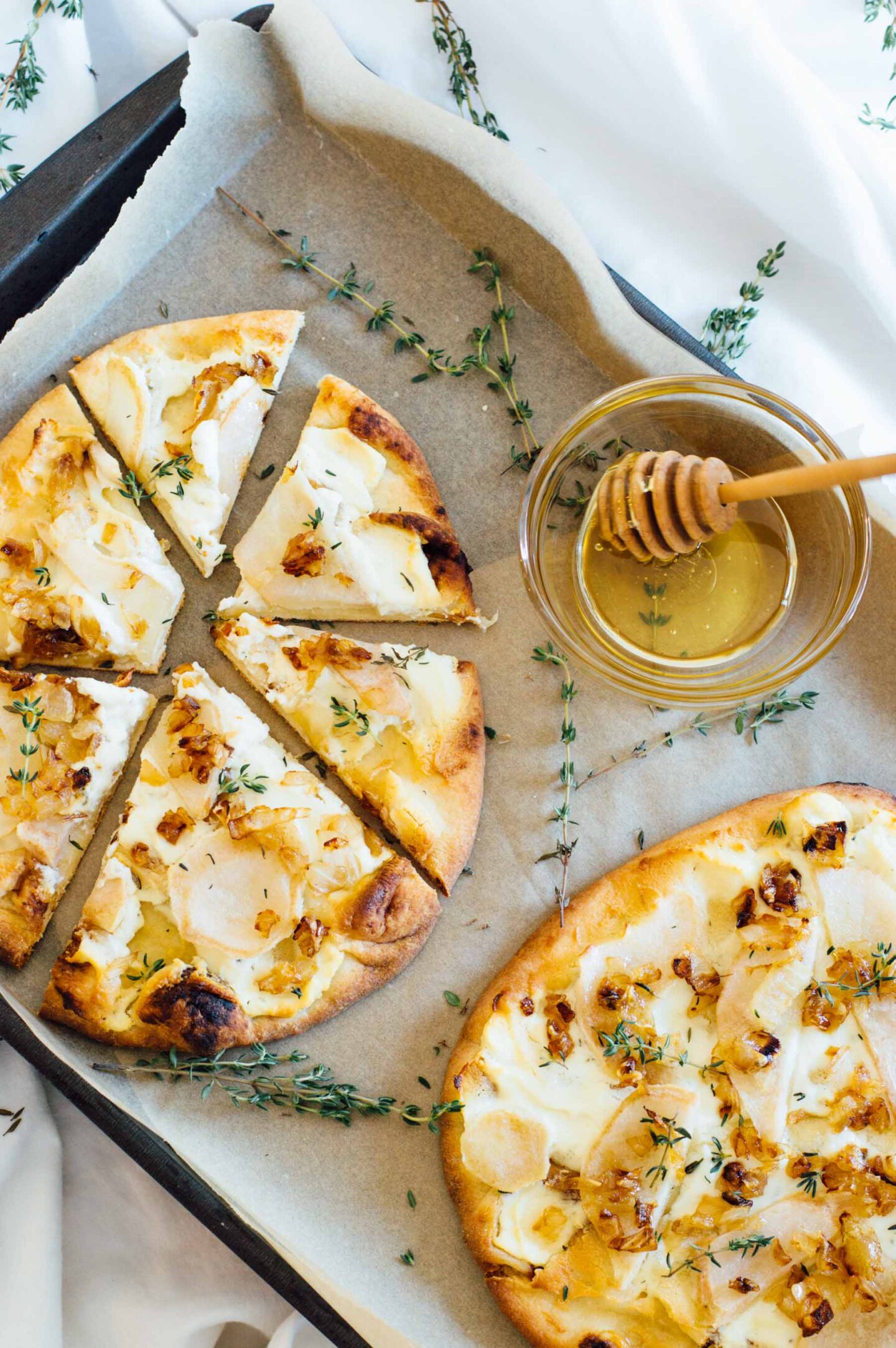 Naan pizza with pears and honey - bygabriella.co. Come find more autumn pear inspiration! #pearpizza #pearrecipes #pearrecipe