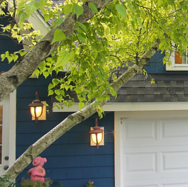 Vibrant blue exterior of the artist studio (climbing with ivy!) of Jenny Sweeney in Libertyville, IL. #cottage #colorfuldesign #climbingvines