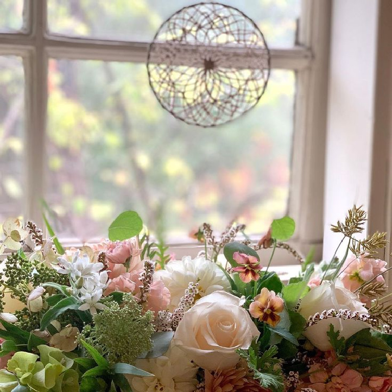 Glorious romantic floral arrangement with roses - The Flower Theory. #floralarrangement #roses #romanticflorals