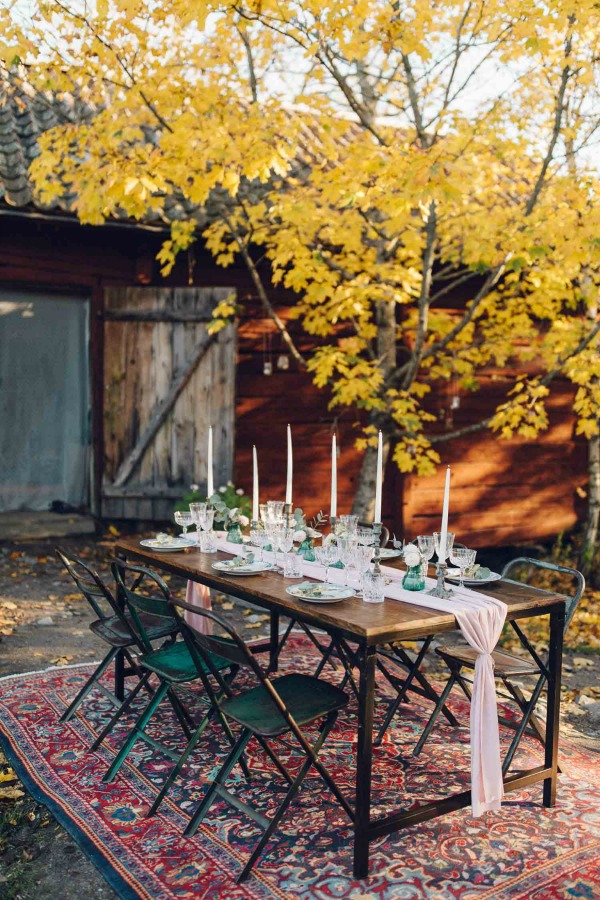 This outdoor fall tablescape (Matilda soderstrom and Skillad Florals) is a romantic vision of rustic fall farmhouse fantasy in Sweden! Lovely Life Sweden blog. #autumn #tablescape #fallparty #rusticdecor