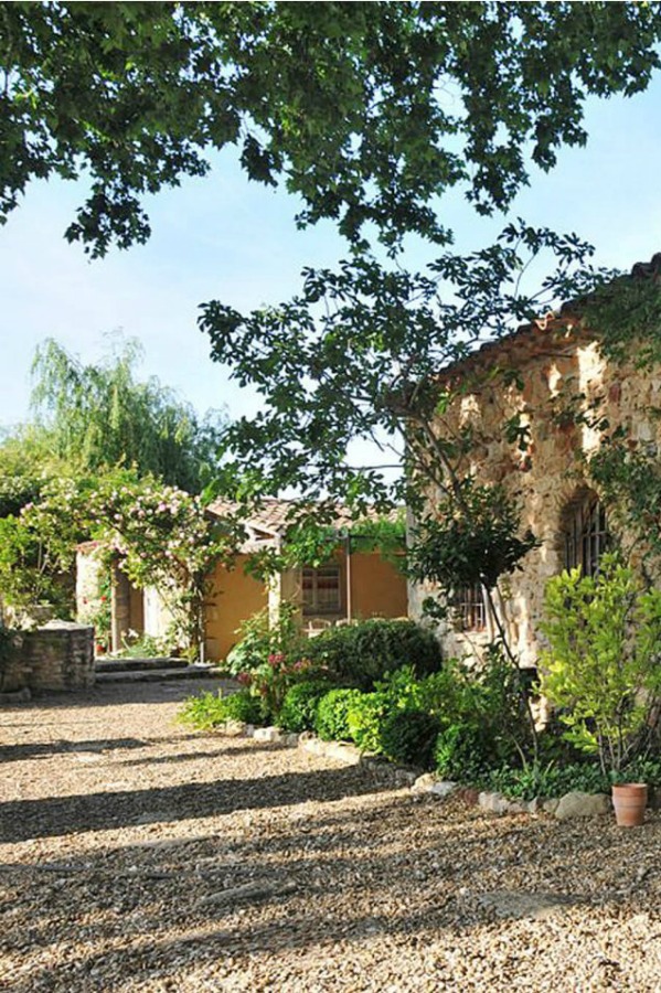 A breathtaking French bastide in Bonnieux in the South of France - a luxurious vacation home by Haven In. #frenchcountry #southoffrance #luxuryhome #frenchvilla