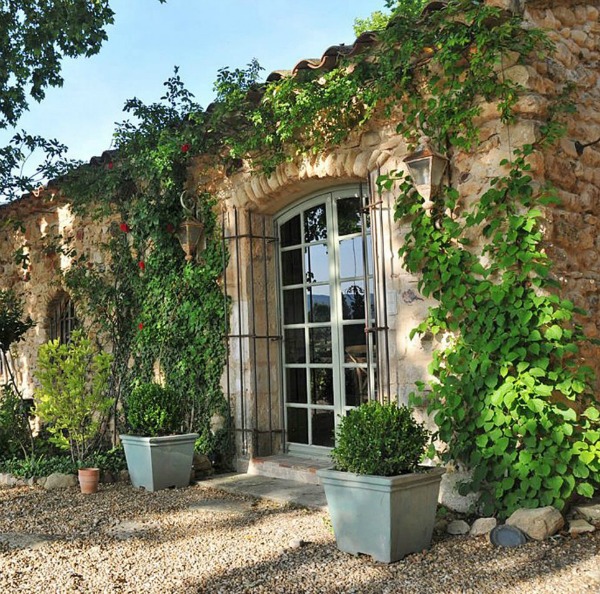 A breathtaking French bastide in Bonnieux in the South of France - a luxurious vacation home by Haven In. #frenchcountry #southoffrance #luxuryhome #frenchvilla