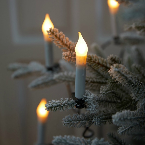 Candlestick light string for the Christmas tree - a lovely way to light the tree with romance and nostalgia. #holidaydecor #christmaslights #christmastree