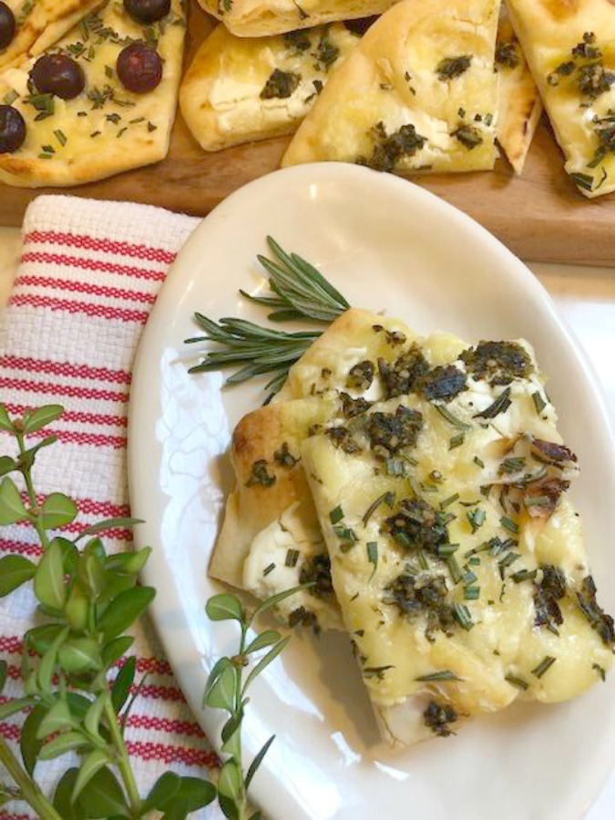 Hello Lovely's 10 minute cheesy easy festive appetizer comes together quickly with store-bought flatbread! Perfect for holiday entertaining and Thanksgiving. #appetizerrecipe #easyrecipes #flatbread #briecheese