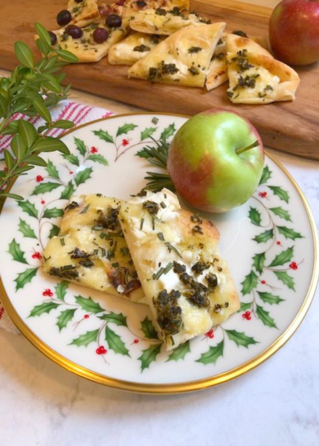 Hello Lovely's 10 minute cheesy easy festive appetizer comes together quickly with store-bought flatbread! Perfect for holiday entertaining and Thanksgiving. #appetizerrecipe #easyrecipes #flatbread #briecheese