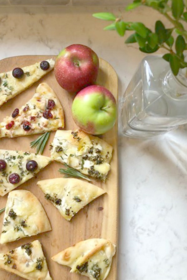 Cheesy easy festive appetizer comes together quickly with store-bought flatbread! Perfect for holiday entertaining and Thanksgiving. #appetizerrecipe #easyrecipes #flatbread #briecheese