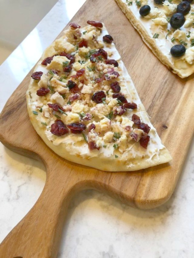 Cheesy easy festive appetizer comes together quickly with store-bought flatbread! Perfect for holiday entertaining and Thanksgiving. #appetizerrecipe #easyrecipes #flatbread #briecheese