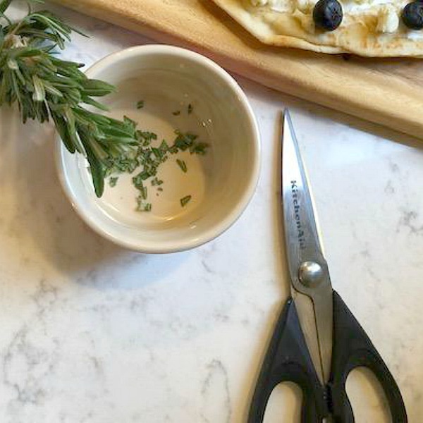 Cheesy easy festive appetizer comes together quickly with store-bought flatbread! Perfect for holiday entertaining and Thanksgiving. #appetizerrecipe #easyrecipes #flatbread #briecheese