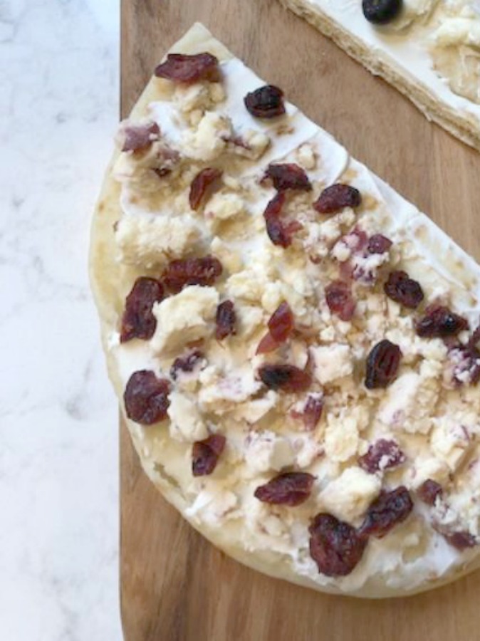 Cheesy easy festive appetizer comes together quickly with store-bought flatbread! Perfect for holiday entertaining and Thanksgiving. #appetizerrecipe #easyrecipes #flatbread #briecheese