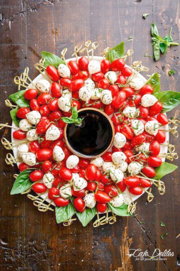 Christmas wreath appetizer - a whimsical way to serve caprese salad or a cheese board! Woman's Day. #cheeseboard #christmas #appetizers #entertaining