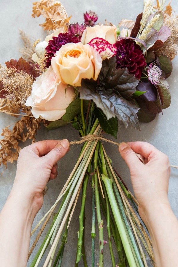 Oh how lovely is this fall bouquet by Skillad Florals with its gorgeous warm autumn tones and simplicity? Photo by Pernila Ahlsen. Serene French Farmhouse Fall Decor Photos ahead! #fallbouquet #fallflowers #wedding #autumn