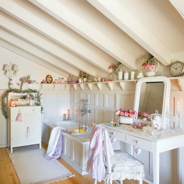 Bathroom in a romantic french country cottage decorated with white and pink in Spain is decorated for Christmas with soft and quiet decor. #holidaydecor #christmasdecor #frenchcountry #decorating #cottagestyle #whitechristmas