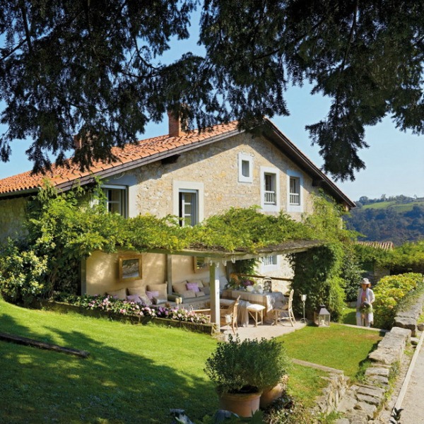 Exterior of a beautiful and charming cottage in Spain. #cottage #exterior