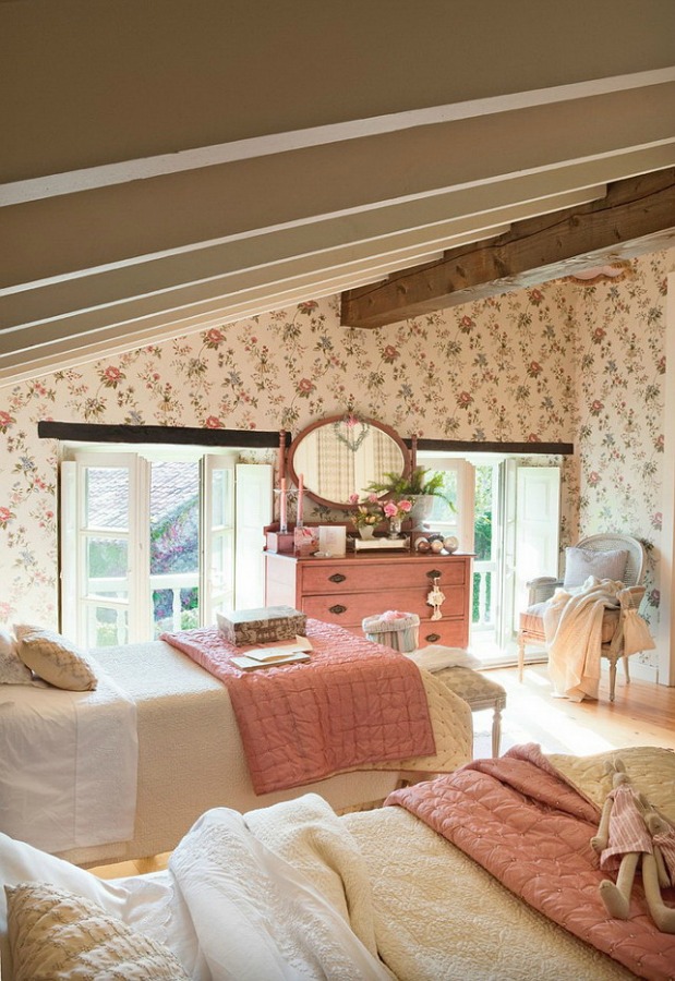 Pink bedroom in a romantic french country cottage decorated with white and pink in Spain is decorated for Christmas with soft and quiet decor. #holidaydecor #christmasdecor #frenchcountry #decorating #cottagestyle #whitechristmas