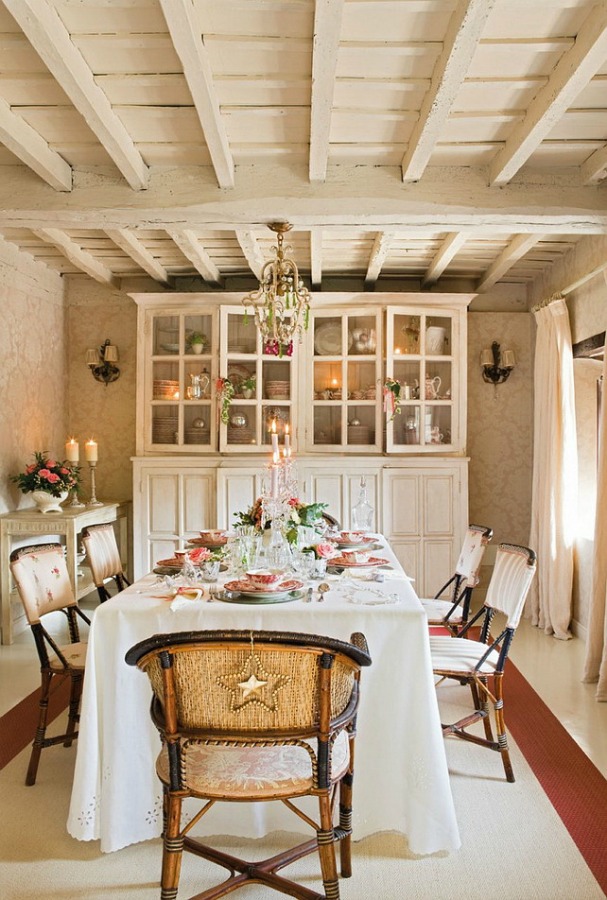 Dining room in a romantic french country cottage decorated with white and pink in Spain is decorated for Christmas with soft and quiet decor. #holidaydecor #christmasdecor #frenchcountry #decorating #cottagestyle #whitechristmas