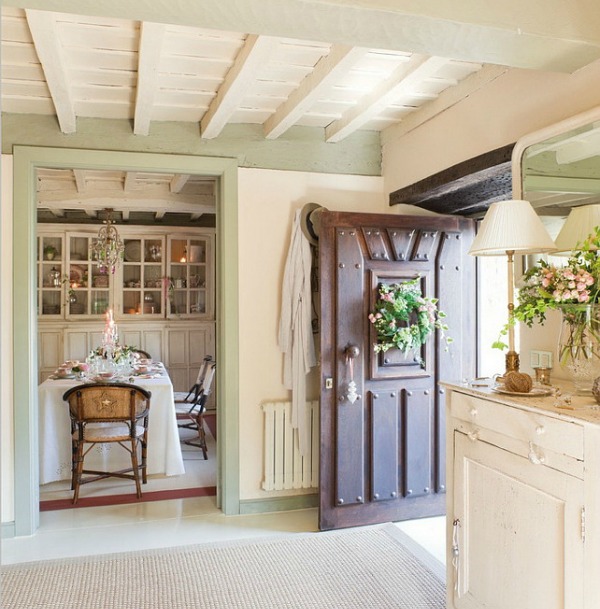 French country cottage style in an entry and dining room with light pink and green accents - El Mueble. Come get ideas and inspiration from these white country interiors!