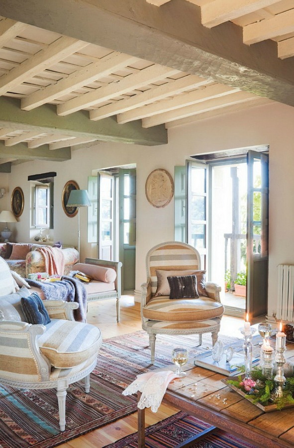 Living room in a romantic french country cottage decorated with white and pink in Spain is decorated for Christmas with soft and quiet decor. #holidaydecor #christmasdecor #frenchcountry #decorating #cottagestyle #whitechristmas