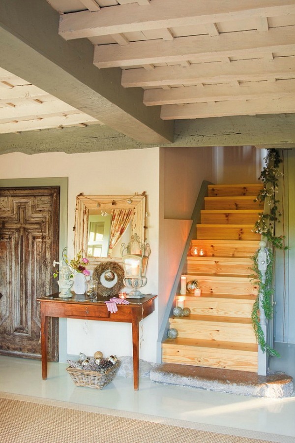 Rustic wood stair in a romantic french country cottage decorated with white and pink in Spain is decorated for Christmas with soft and quiet decor. #holidaydecor #christmasdecor #frenchcountry #decorating #cottagestyle #whitechristmas