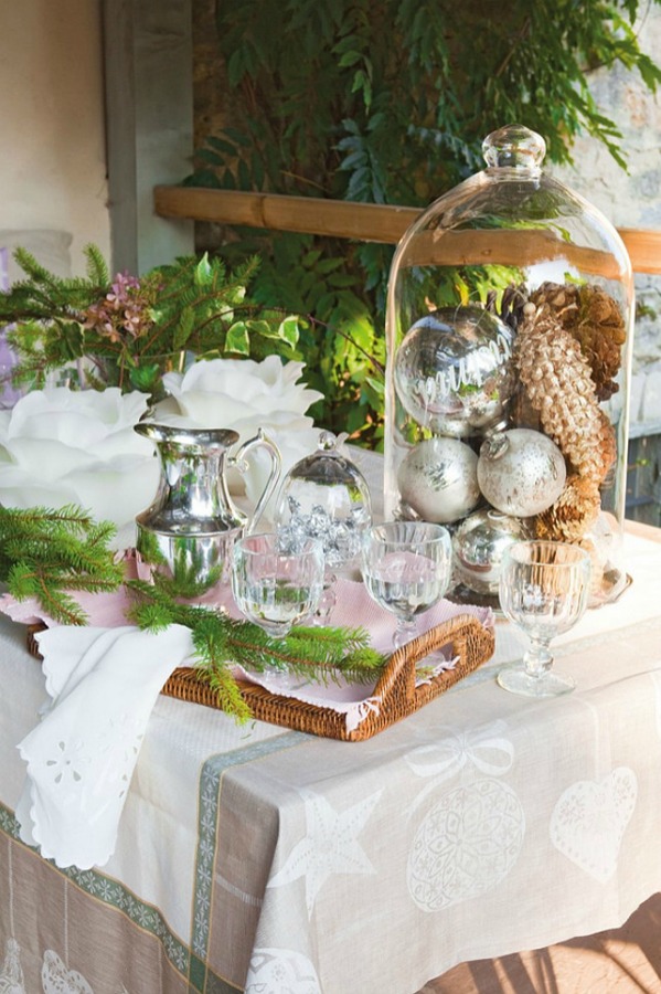 Vignette in a romantic french country cottage decorated with white and pink in Spain is decorated for Christmas with soft and quiet decor. #holidaydecor #christmasdecor #frenchcountry #decorating #cottagestyle #whitechristmas