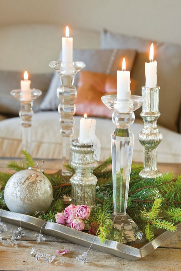 Vignette with candles in a romantic french country cottage decorated with white and pink in Spain is decorated for Christmas with soft and quiet decor. #holidaydecor #christmasdecor #frenchcountry #decorating #cottagestyle #whitechristmas