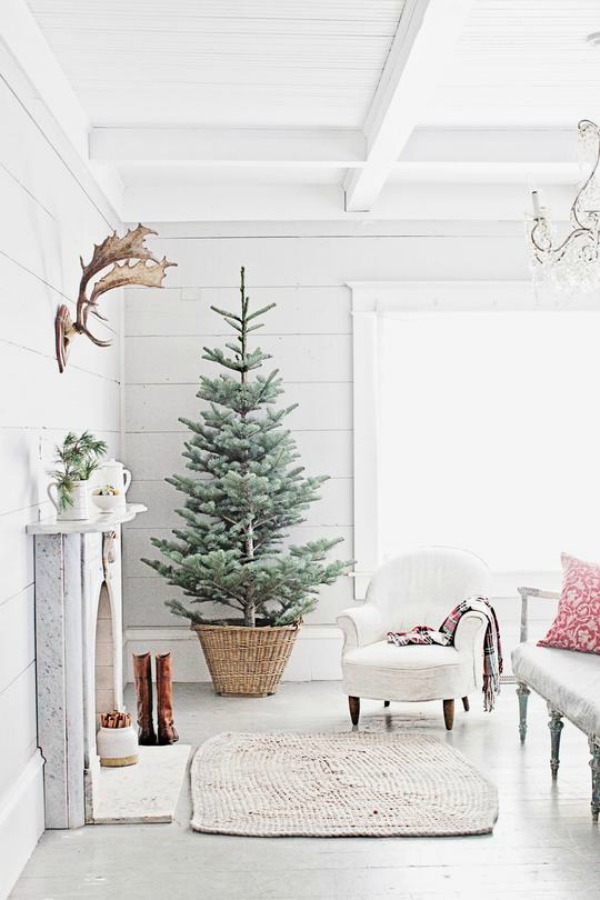 White French farmhouse interior design with Christmas decor and rustic vintage charm from Dreamy Whites Atelier. #frenchfarmhouse #christmasdecorating #interiordesign #whitedecor #dreamywhites #whitefarmhouse