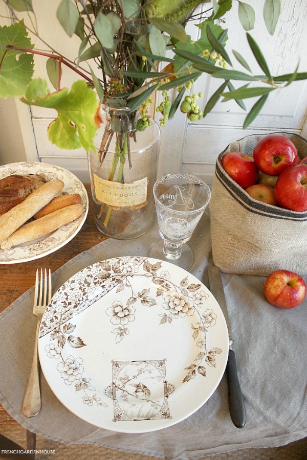 Charming and understated French country tablescape by French Garden House. #tablescape #autumn #frenchcountry #interiordesign