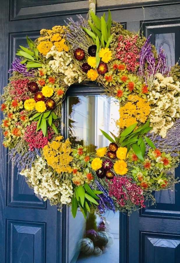 Charming fall decor on a front door with Farmers Market wreath - Good Life of Design. #frontdoor #falldecor #wreath #fallwreath