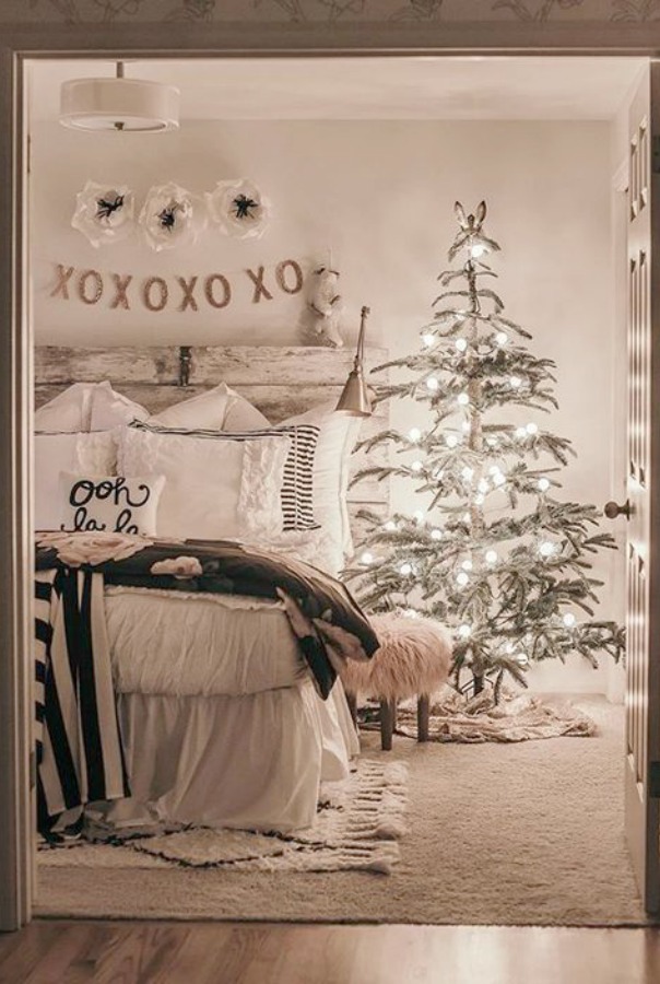 White Christmas decor inspiration shines in this farmhouse bedroom with Christmas tree and rustic natural decor. #whitechristmas #farmhousechristmas #holidaydecor #bedroomdecor #rustic #holidaydecorating