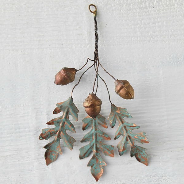 Iron oak leaves acorn wall decor for Christmas and the holidays adds a natural whimsical wintry wonder element. #christmasdecor #holidaydecor #acorns #walldecor