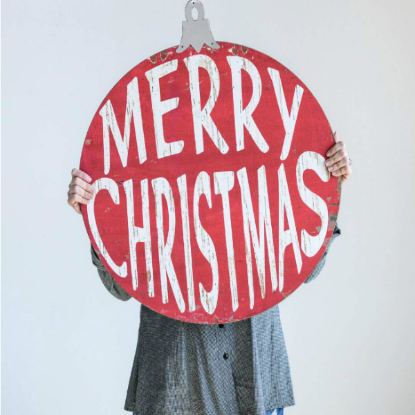 Large red Merry Christmas sign adds farmhouse charm and vintage style to the holiday decorating. #signage #christmasdecor #farmhouse