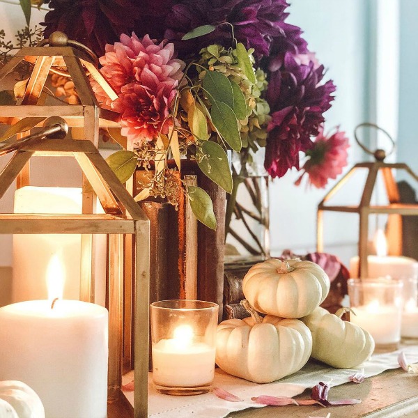 A heartwarming and inspiring autumn vignette with white pumpkins, fall florals, and lanterns with styling by Le Cultivateur. #fallvignette #interiordesign #whitepumpkins #fallflorals