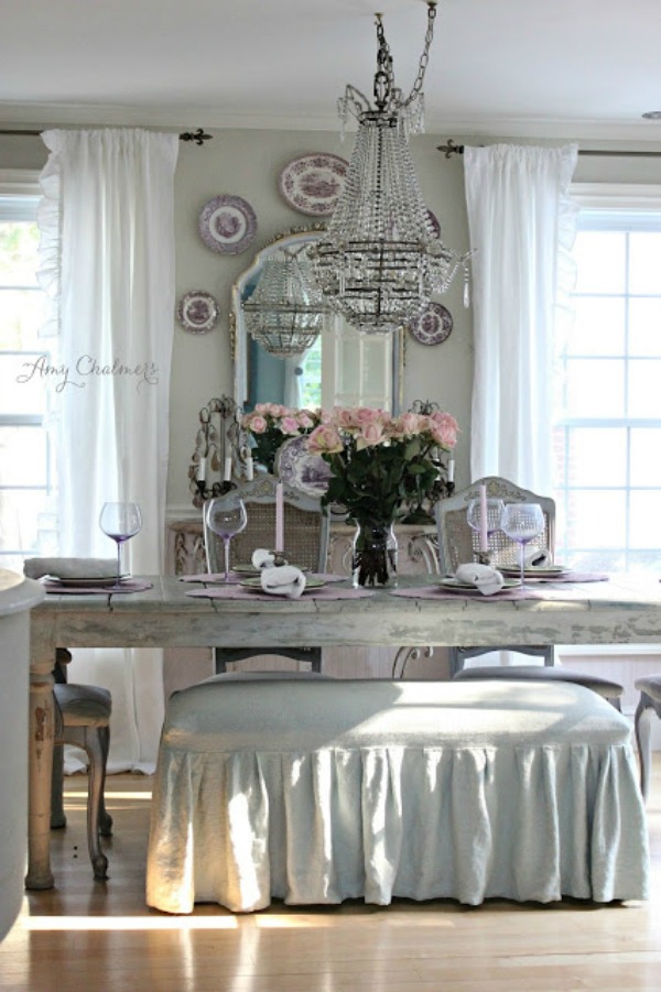 Romantic French country dining room of Maison Decor's Amy Chalmers. #frenchcountry #diningroom #purpletransferware