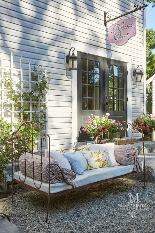 Charming French daybed on back patio - Maison Decor's Amy Chalmers. #daybed #frenchcountry #maisondecor