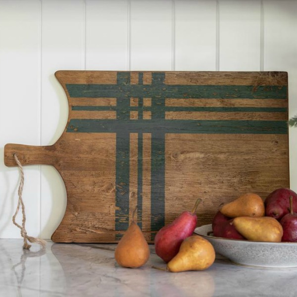 Green plaid charcuterie or cheese board adds rustic festive cheer to the holiday kitchen. #rusticboard #christmasdecor #farmhousechristmas #cuttingboard #plaid